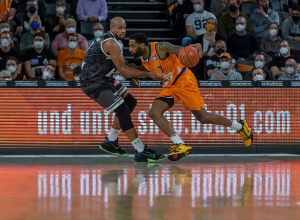 中场短传后 中场短传后