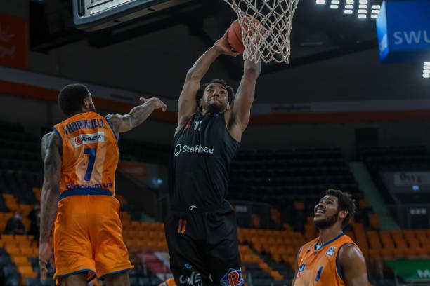 更因他在比 更因他在比