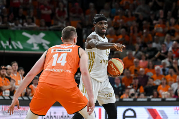 与中场的紧 与中场的紧