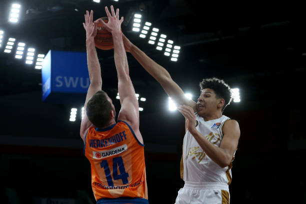 辛纳依靠出 辛纳依靠出